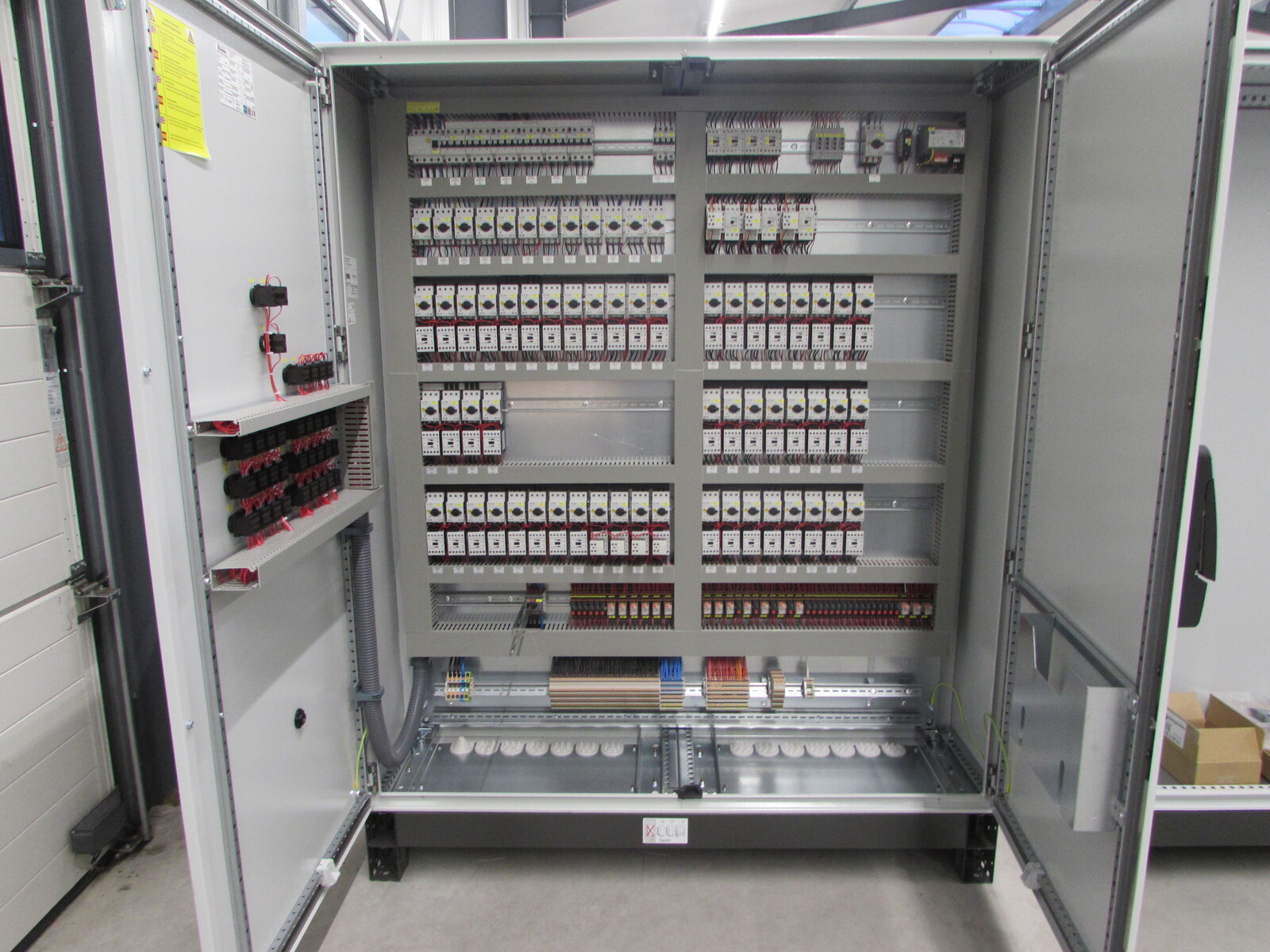 Control cabinet Guillen Sinarcas egg cross collection